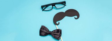 Yaratıcı uzun geniş afiş üst retro şık siyah kağıt fotoğraf stand sahne bıyıkları turkuaz arka plan kopya alanı görüntüleyin. Erkek Sağlığı Farkındalık ay gün erkeklik kavramı blog sosyal medya babalar