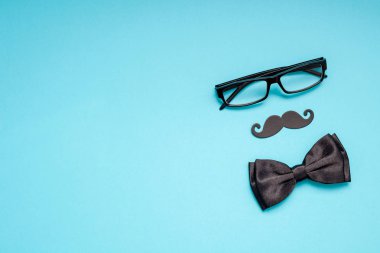 Yaratıcı flatlay ek yükü üstten görünüm retro şık siyah kağıt fotoğraf stand sahne bıyıkları turkuaz arka plan kopya alanı. Erkek Sağlığı Farkındalık ay gün erkeklik kavramı blog sosyal medya babalar