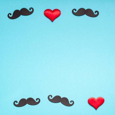 Yaratıcı kare flatlay ek yükü üstten görünüm retro şık siyah kağıt bıyıkları turkuaz arka plan kopya alanı. Erkek Sağlığı Farkındalık ay gün erkeklik kavramı blog sosyal medya babalar