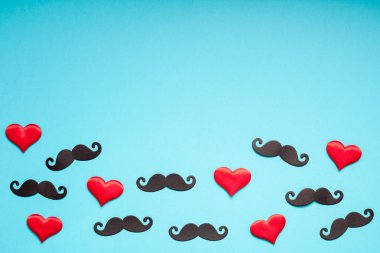 Yaratıcı flatlay ek yükü üstten görünüm retro şık siyah kağıt fotoğraf stand sahne bıyıkları turkuaz arka plan kopya alanı. Erkek Sağlığı Farkındalık ay gün erkeklik kavramı blog sosyal medya babalar