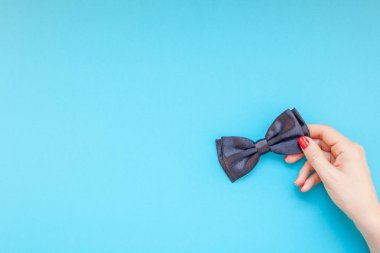 Yaratıcı flatlay üstten görünüm retro siyah papyon kadın eller turkuaz Kağıt arka plan kopya alanı. Erkek Sağlığı Farkındalık ay gün erkeklik kavramı blog sosyal medya babalar