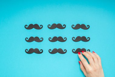 Yaratıcı flatlay ek yükü üstten görünüm retro şık siyah kağıt fotoğraf stand sahne bıyıkları turkuaz el arka plan kopya alanı. Erkekler sağlık bilinci ay babalar günü erkeklik kavramı