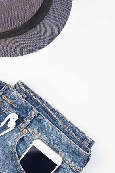 Flat Lay Sapatos Camurça Jeans Azuis Chapéu Cinza Cacto Smartphone — Fotografia de Stock