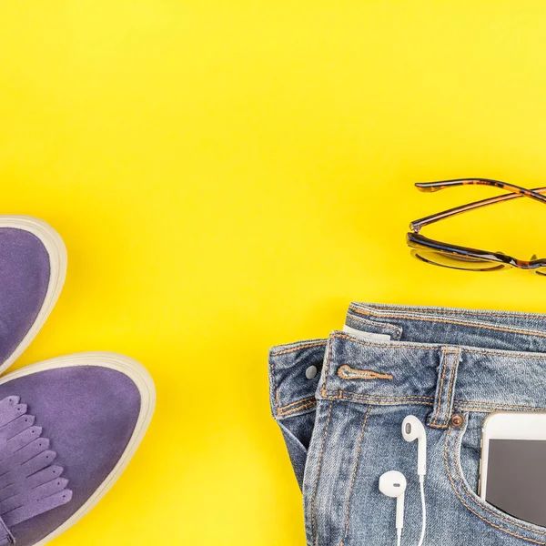 Platt Låg Mockaskor Blå Jeans Grå Hatt Kaktus Och Smartphone — Stockfoto