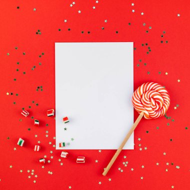 Yaratıcı yeni yıl veya Noel tebrik mektubu mockup düz üstten görünüm Xmas tatil kutlama zarf kırmızı kağıt altın arka plan glitter üzerinde yatıyordu. Kare şablon tebrik kartı metin 2019 2020 kadar sahte