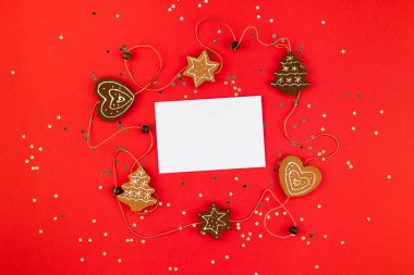 Yaratıcı yeni yıl veya Noel tebrik mektubu mockup düz üstten görünüm Xmas tatil kutlama zarf kırmızı kağıt altın arka plan glitter üzerinde yatıyordu. Şablon tebrik kartı metin tasarım 2019 2020 kadar sahte