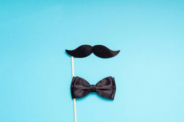 Yaratıcı flatlay ek yükü üstten görünüm retro şık siyah kağıt fotoğraf stand sahne bıyıkları turkuaz arka plan kopya alanı. Erkek Sağlığı Farkındalık ay gün erkeklik kavramı blog sosyal medya babalar