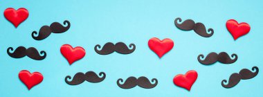 Yaratıcı flatlay ek yükü üstten görünüm retro şık siyah kağıt fotoğraf stand sahne bıyıkları turkuaz arka plan kopya alanı. Erkekler sağlık bilinci ay babalar günü erkeklik kavramı uzun geniş afiş