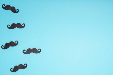 Yaratıcı flatlay ek yükü üstten görünüm retro şık siyah kağıt fotoğraf stand sahne bıyıkları turkuaz arka plan kopya alanı. Erkek Sağlığı Farkındalık ay gün erkeklik kavramı blog sosyal medya babalar