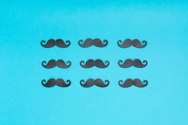 Yaratıcı flatlay ek yükü üstten görünüm retro şık siyah kağıt fotoğraf stand sahne bıyıkları turkuaz arka plan kopya alanı. Erkek Sağlığı Farkındalık ay gün erkeklik kavramı blog sosyal medya babalar