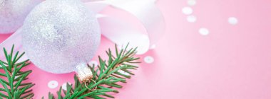 Yeni yıl Noel Xmas tatil kutlama kompozisyon inci dekoratif oyuncak top yeşil çam dalı parıldıyor konfeti pembe Kağıt arka plan kopya alanı şablonu metin tasarım uzun geniş afiş