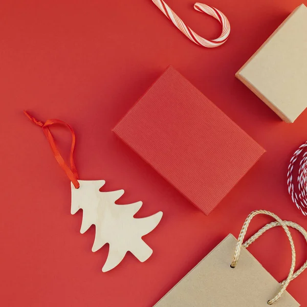 正月クリスマス プレゼント リボン フラット巻きレイアウト平面図クリスマス休日 2019 お祝い手作りギフト ボックス赤い紙背景 Copyspace グリーティング カード — ストック写真