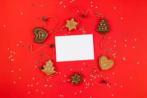 創造的なクリスマスまたは新年の挨拶手紙モックアップ フラット トップ ビュー クリスマス休日のお祝い赤い紙背景金色キラキラで封筒が横たわっていた グリーティング カード テキスト デザイン 2019 — ストック写真