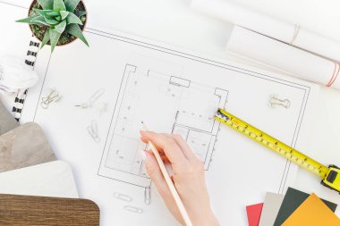 Yaratıcı düz yatıyordu ek yükü üstten görünüm planları mimari düz proje planı ve ofis malzemeleri dekoratör beyaz tablo çalışma alanındaki renk örnekleri araçları ve ekipmanları arka plan kopya alanı kavramı ile