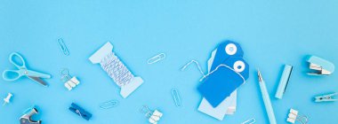 Üstten görünüm düz çalışma masası dekorasyonu Ofis malzemeleri kopya alanı turkuaz mavi renkli kağıt arka planla Etiketler tatil handcrafting yatıyordu. Uzun geniş banner şablon kadınsı blog sosyal medya için