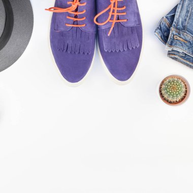 Kare düz süet ayakkabı, kot, gri şapka, kaktüs ve akıllı telefon kulaklık kopya alanı beyaz zemin üzerine yatırın. Kadın rahat kıyafet havai görünümü. Trendy hipster bak üstten görünüm