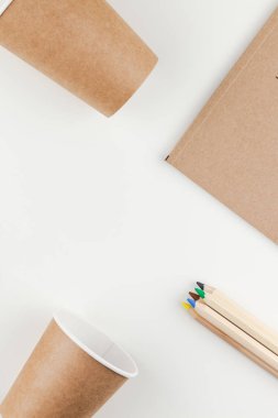 Çalışma masası tarz düz lay kahverengi tasarım ofisi geri dönüşümlü yaratıcı en iyi görünümü sağlar ve kahve fincanı ile alan beyaz masa arka plan en az Eko Stil kopyalayın. Çevre koruma kavramı