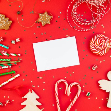 Yaratıcı yeni yıl veya Noel tebrik mektubu mockup düz üstten görünüm Xmas tatil kutlama zarf kırmızı kağıt altın arka plan glitter üzerinde yatıyordu. Kare şablon tebrik kartı metin 2019 2020 kadar sahte