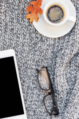 Yaratıcı sonbahar düz ek yükü üstten görünüm şık ev çalışma alanı tablet dizüstü kahve fincanı sıcak gri örgü ekose arka plan kopya alanı ile yatıyordu. Sonbahar sezonu şablon kadınsı blog sosyal medya için