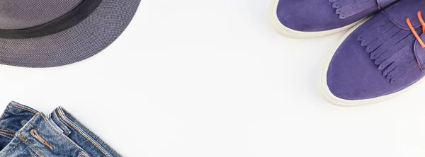 长宽横幅平躺的麂皮绒鞋 蓝色牛仔裤 Hatwith 耳机在白色背景与复制空间 女性休闲服装的头顶景色 时髦的时髦的看顶部视图 — 图库照片