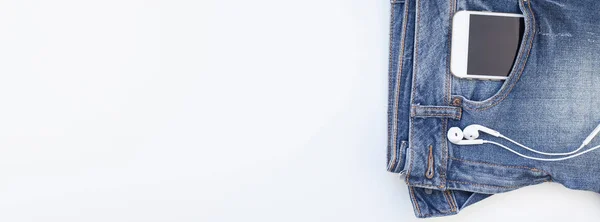 Lange Brede Banner Plat Leggen Van Blue Jeans Smartphone Hoofdtelefoon — Stockfoto