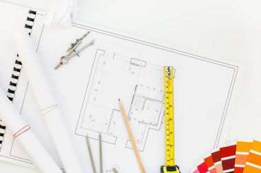 Yaratıcı düz yatıyordu ek yükü üstten görünüm planları mimari düz proje planı ve ofis malzemeleri dekoratör beyaz tablo çalışma alanındaki renk örnekleri araçları ve ekipmanları arka plan kopya alanı kavramı ile