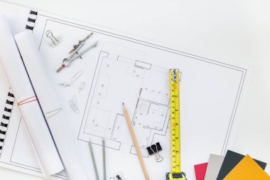 Yaratıcı düz yatıyordu ek yükü üstten görünüm planları mimari düz proje planı ve ofis malzemeleri dekoratör beyaz tablo çalışma alanındaki renk örnekleri araçları ve ekipmanları arka plan kopya alanı kavramı ile