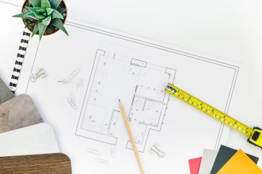 Yaratıcı düz yatıyordu ek yükü üstten görünüm planları mimari düz proje planı ve ofis malzemeleri dekoratör beyaz tablo çalışma alanındaki renk örnekleri araçları ve ekipmanları arka plan kopya alanı kavramı ile
