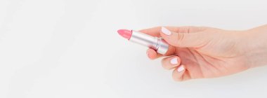 Kadın el ile pastel pembe ruj izole kopya alanı ile beyaz arka planda tutan Lehçe manikür. Uzun geniş afiş kadınsı güzellik blog sosyal medya için