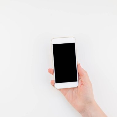 Kadın el ile kopya alanı minimalizm tarzı ile beyaz arka plan üzerinde izole smartphone tutan pastel manikür Lehçe. Kare şablon kadınsı blog sosyal teknolojik medya için sahte