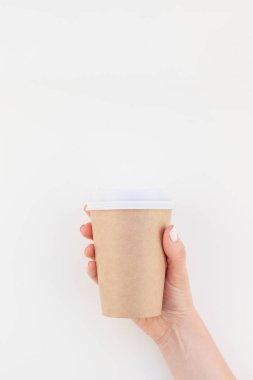 Kadın el holding Craft görüntü kadar yaratıcı sahte minimalizm tarzı beyaz arka plan üzerinde izole kopya alanı ile kahve fincanı kağıt. Kadınsı blog, sosyal medya için şablon