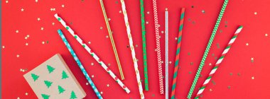 Yeni yıl veya Noel desenli düz üstten görünüm Xmas tatil 2019 kutlama kokteyl kırmızı payet kağıt altın sparkles arka plan içme yatıyordu. Tebrik kartı uzun geniş afiş için şablon