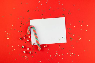 Yaratıcı yeni yıl veya Noel tebrik mektubu mockup düz üstten görünüm Xmas tatil kutlama zarf kırmızı kağıt altın arka plan glitter üzerinde yatıyordu. Şablon tebrik kartı metin tasarım 2019 2020 kadar sahte