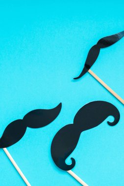 Yaratıcı flatlay ek yükü üstten görünüm retro şık siyah kağıt fotoğraf stand sahne bıyıkları turkuaz arka plan kopya alanı. Erkek Sağlığı Farkındalık ay gün erkeklik kavramı blog sosyal medya babalar