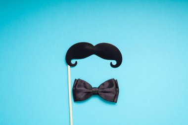 Yaratıcı flatlay ek yükü üstten görünüm retro şık siyah kağıt fotoğraf stand sahne bıyıkları turkuaz arka plan kopya alanı. Erkek Sağlığı Farkındalık ay gün erkeklik kavramı blog sosyal medya babalar