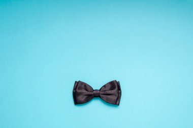 Yaratıcı flatlay ek yükü üstten görünüm retro şık siyah beyefendi papyon turkuaz arka plan kopya alanı. Erkek Sağlığı Farkındalık ay gün erkeklik kavramı blog sosyal medya babalar