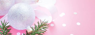 Yeni yıl Noel Xmas tatil kutlama kompozisyon inci dekoratif oyuncak top yeşil çam dalı parıldıyor konfeti pembe Kağıt arka plan kopya alanı şablonu metin tasarım uzun geniş afiş