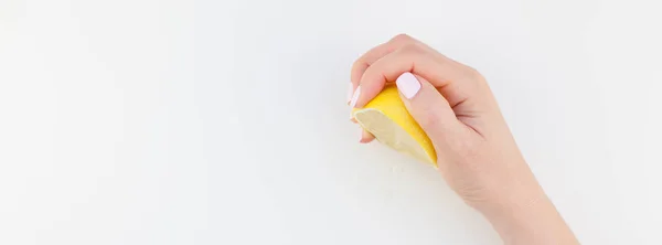 Mano Mujer Con Pulido Manicura Pastel Con Medio Limón Aislado —  Fotos de Stock