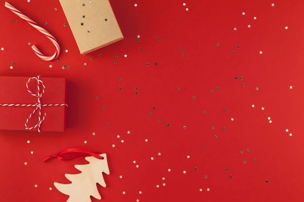 Yeni yıl Noel hediyeleri sarılı şerit düz yatıyordu üstten görünüm Xmas tatil 2019 kutlama el yapımı hediye kutu kırmızı kağıt altın sparkles arka plan boşaltmak. Mockup tebrik kartı metin tasarım şablonu