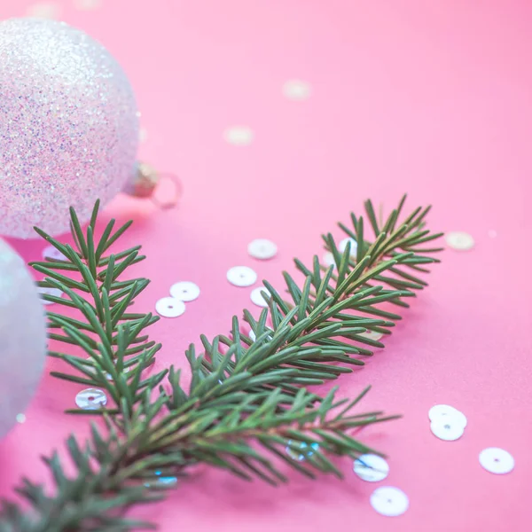新年圣诞节圣诞假期庆典作文珍珠装饰玩具球绿色冷杉分支闪光五彩纸屑粉红色纸张背景复制空间方形模板用于问候明信片文本设计 — 图库照片
