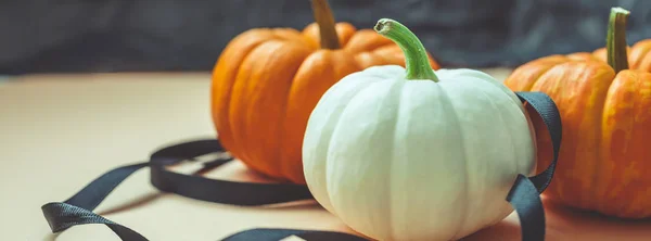 Herfst Oranje Witte Pompoenen Thanksgiving Halloween Zwart Lint Achtergrond Houten — Stockfoto