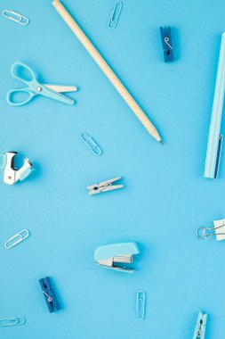 Üstten görünüm düz tasarım okul ve ofis malzemeleri kopya alanı turkuaz mavi renk Kağıt arka plan en az stili ile tarz çalışma masası yatıyordu. Kadınsı blog sosyal medya için şablon