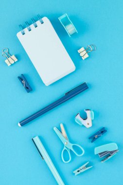 Üstten görünüm knolling düz tasarım okul ve ofis malzemeleri kopya alanı turkuaz mavi renk Kağıt arka plan en az stili ile tarz çalışma masası yatıyordu. Kadınsı blog sosyal medya için şablon