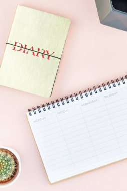 Üstten görünüm düz tasarım ofis malzemeleri ve kaktüsler succulents kopya alanı bin yıllık pembe renkli kağıt arka plan en az stili ile tarz çalışma masası yatıyordu. Kadınsı blog sosyal medya için şablon