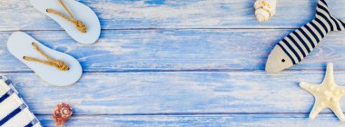 Uzun geniş afiş düz yaz seyahat tatil kavramı yatıyordu. Deniz ve deniz yıldızı pastel mavi ahşap plakalar ile arka plan kopya alanı rustik tarzı çerçeve şablonu metin üstten görünüm havlu Flip floplar