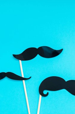 Yaratıcı flatlay ek yükü üstten görünüm retro şık siyah kağıt fotoğraf stand sahne bıyıkları turkuaz arka plan kopya alanı. Erkek Sağlığı Farkındalık ay gün erkeklik kavramı blog sosyal medya babalar