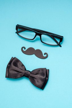 Yaratıcı flatlay ek yükü üstten görünüm retro şık siyah kağıt fotoğraf stand sahne bıyıkları turkuaz arka plan kopya alanı. Erkek Sağlığı Farkındalık ay gün erkeklik kavramı blog sosyal medya babalar