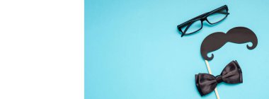 Yaratıcı uzun geniş afiş üst retro şık siyah kağıt fotoğraf stand sahne bıyıkları turkuaz arka plan kopya alanı görüntüleyin. Erkek Sağlığı Farkındalık ay gün erkeklik kavramı blog sosyal medya babalar