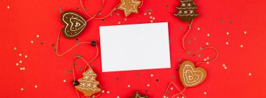 Yaratıcı yeni yıl veya Noel tebrik mektubu mockup düz üstten görünüm Xmas tatil kutlama zarf kırmızı kağıt altın arka plan glitter üzerinde yatıyordu. Şablon uzun geniş afiş 2019 2020 kadar sahte
