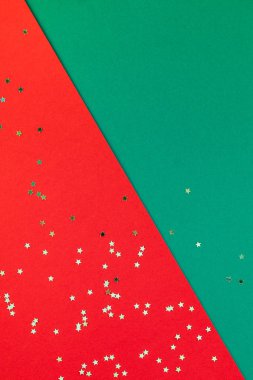 Yeni yıl veya Noel desenli düz üstten görünüm Xmas tatil kutlama kırmızı yeşil kağıt altın konfeti arka plan parıldıyor yatıyordu. Şablon için tebrik kartı, metin tasarım 2019